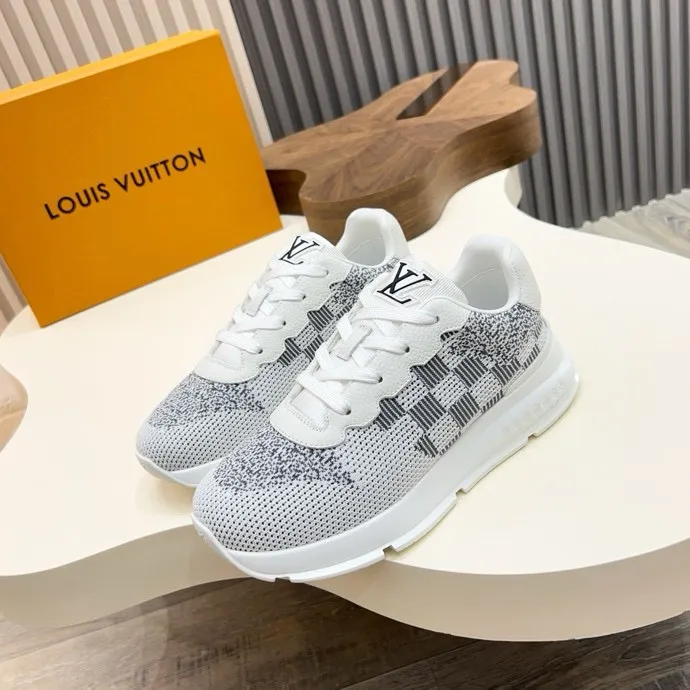 💰 640LV latest sports shoes! Select high-quality Monogram fly-knit fabric and have a square logo on the upper, highlighting the fashion of the 2025 men's series. The high-end and elegant upper made of absorbent film material collides with the dynamic ultra-light sole for texture, and the Louis Vuitton logo embellishes the back and outsole of the shoe.    SIZE 39-44 (38, 45 customized)